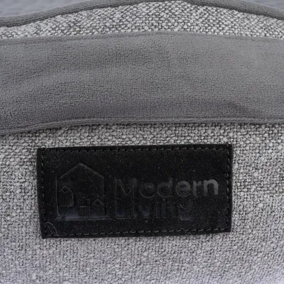 Modern Living. Schwarzes Logo auf grauem Stoff.