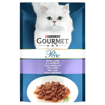 Purina Gourmet Perle, влажный корм для кошек с ягненком. На упаковке изображена белая кошка и корм на тарелке.