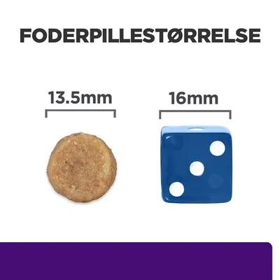 Foderpillestørrelse vist med foderpille på 13,5 mm ved siden af en blå terning på 16 mm. Tekst: FODERPILLESTØRRELSE, 13.5 mm, 16 mm.