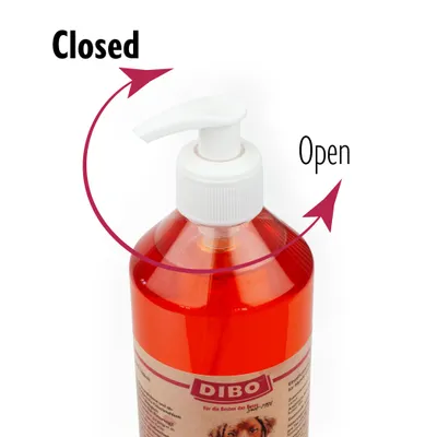 DIBO flacone con pompa dosatrice, frecce e testo in inglese indicano le posizioni 'Closed' e 'Open' per apertura e chiusura del dispenser.