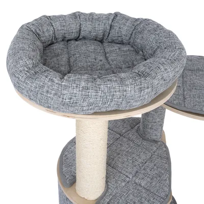 Arbre à chat avec coussins gris en tissu, poteau recouvert de corde sisal, plateformes et panier rembourré visibles.