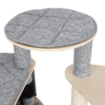 Arbre à chat avec plateformes en bois clair, coussins gris matelassés et poteaux recouverts de tissu gris et sisal visible pour griffer.