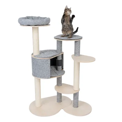 Arbre à chat en bois clair et tissu gris, plusieurs plateformes, niche fermée, coussin rond en haut, poteaux recouverts de corde, chat tigré assis sur une plateforme supérieure.