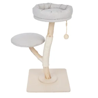Árbol rascador con dos superficies acolchadas para tumbarse, tronco de madera natural y pelota de juego en cuerda. Base de madera clara.