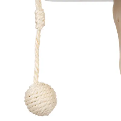 Spielball aus gedrehtem Seil, befestigt an einer Schnur.