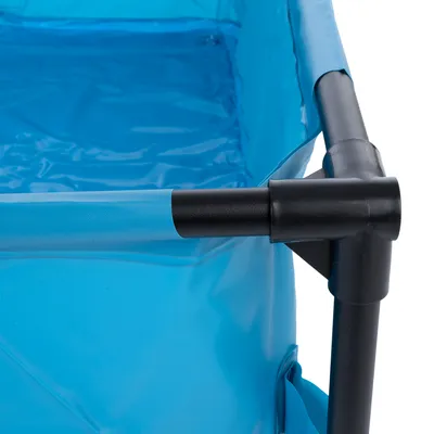 Detaljvy av blått plastmaterial med svart metallram, lämplig för robusta konstruktioner eller vattentäta användningsområden.