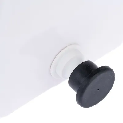 Lähikuva mustasta kierrekorkista valkoisessa astiassa, sopii tarkkaan annosteluun tai sulkemiseen.