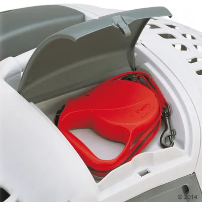 Rotes Flexi-Rollband mit Haken, verstaut in einem Fach einer weissen Transportbox mit grauem Deckel.