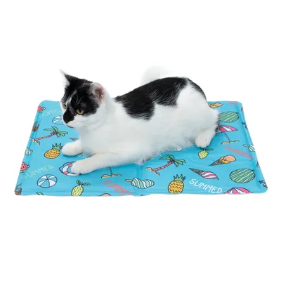 Kühlmatte mit blauem Sommerdesign, dekoriert mit Früchten und Strandmotiven. Katze liegt entspannt darauf.