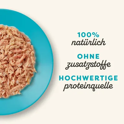 100% natürlich, ohne Zusatzstoffe, hochwertige Proteinquelle. Abgebildet ist zerkleinertes Fleisch auf einem blauen Teller.