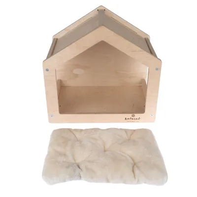 Világos fából készült házikó levehető, párnázott párnával. Az 'Natural Paradise' felirat látható az elején.