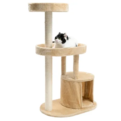 Kratzbaum aus beigem Plüsch mit drei Ebenen, einer Höhle und einer Liegefläche. Schwarz-weisse Katze liegt auf der mittleren Ebene.