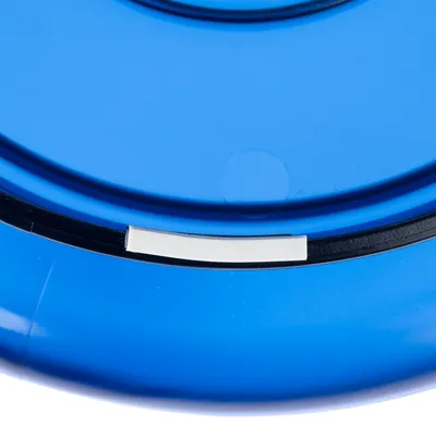 Nahaufnahme eines blauen Kunststoffdeckels mit schwarzem Rand und weissem Streifen.