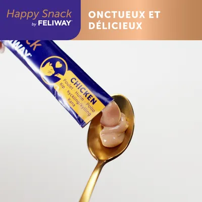Happy Snack by Feliway, stick saveur poulet pressé sur une cuillère. Texte visible : onctueux et délicieux. Ingrédient indiqué : chicken (poulet, huhn, pollo, kip, kyckling, syyling, kana).