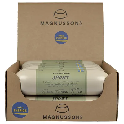 Magnussons Sport Hundefutter aus schwedischem Rind- und Schweinefleisch, Gemüse und Organen. Från Sverige-Siegel. Fleischanteil 75%, Organe 10%, Gemüse & Öl 15%.