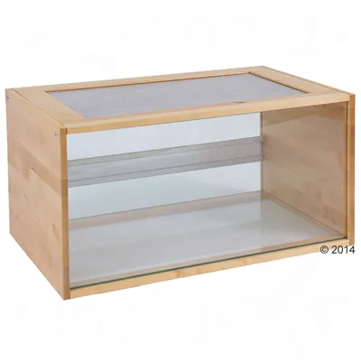 Terrario rectangular con laterales de madera clara, panel frontal y base de vidrio, tapa superior de malla metálica y rejilla de ventilación en la parte trasera.