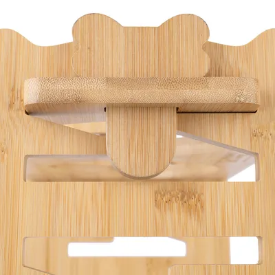 Detailansicht eines Holzständers aus Bambus mit Ausschnitten und einer dekorativen Form oben, die wie ein Knochen aussieht.