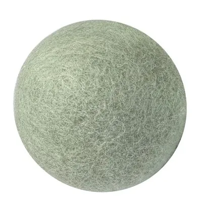 Pelota redonda de fieltro gris claro, superficie texturizada visible. No se aprecian marcas ni textos en la imagen.
