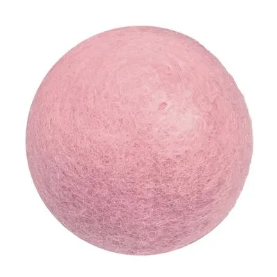 Pelota redonda de fieltro rosa para mascotas, sin marcas ni texto visibles.