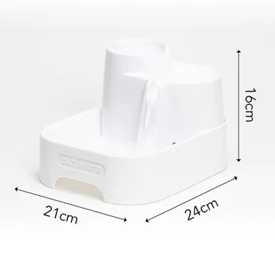 Witte drinkfontein-station met de afmetingen 24 cm lengte, 21 cm breedte en 16 cm hoogte. Opschrift CAT MATE zichtbaar. Witte drinkfontein-station met de afmetingen 24 cm lengte, 21 cm breedte en 16 cm hoogte. Opschrift CAT MATE zichtbaar.