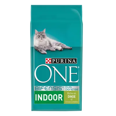 Sachet de croquettes pour chat Purina ONE Bifensis Indoor, riche en dinde et céréales complètes, avec un chat gris allongé sur l’emballage.