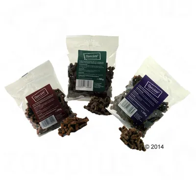 Tri balenia Chewies, každé 200 g, s rôznofarebnými etiketami a viditeľným textom na obale. Obsahujú malé hnedé kúsky pochúťok.