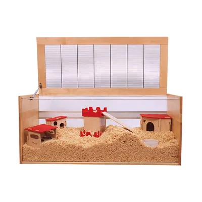Holz-Terrarium mit Plexiglasfront, ausgestattet mit rotem Spielturm, Häuschen, Rampen und Einstreu.