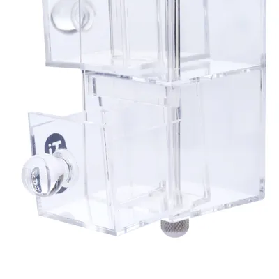 Boîte transparente en plastique avec tiroir coulissant, bouton rond et logo visible « iT » sur le côté du tiroir.