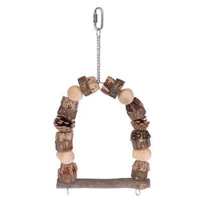Perchoir suspendu en bois naturel avec rondins, boules et pommes de pin, chaîne et mousqueton métalliques visibles pour fixation.