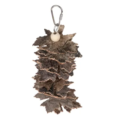 Jouet suspendu composé de morceaux d’écorce empilés, perle en bois et mousqueton métallique pour fixation, visible sur fond blanc.