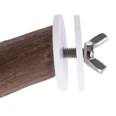 Holzstange mit Metallgewinde und Flügelschraube, befestigt zwischen zwei weissen Kunststoffscheiben.