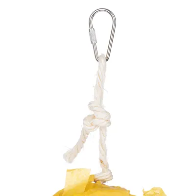 Mousqueton en métal attaché à une corde blanche nouée, reliée à un objet jaune partiellement visible en bas de l’image.