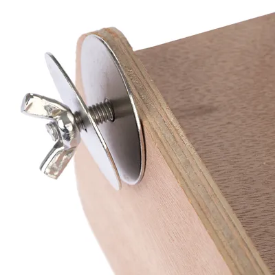 Gros plan sur une fixation en métal avec écrou papillon et rondelle, vissée dans une planche en bois clair à bords multiples.
