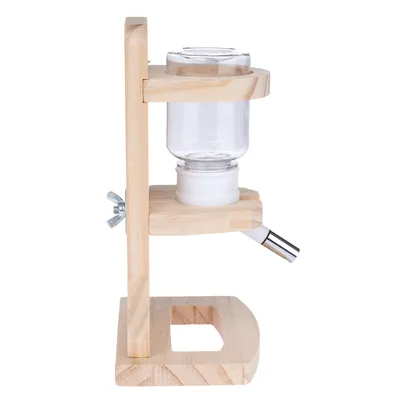 Bouteille d’eau en verre avec support en bois et bec métallique, fixation par vis papillon visible sur le côté gauche.