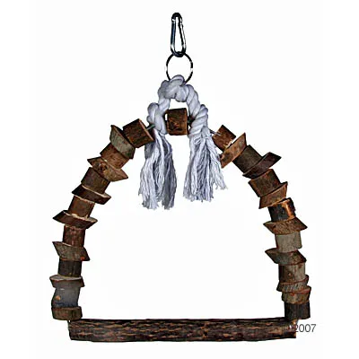 Perchoir en bois naturel avec corde blanche et mousqueton métallique pour suspension, forme d’arche, éléments en bois empilés visibles.