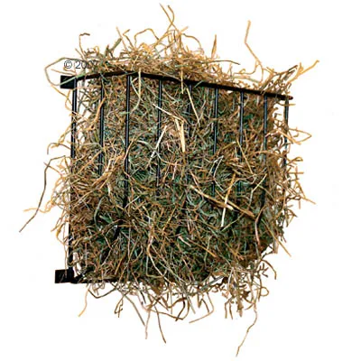 Høhæk i sort metal fyldt med hø, synlig fra siden. Gitterdesignet holder høet på plads og gør det let tilgængeligt for dyr.