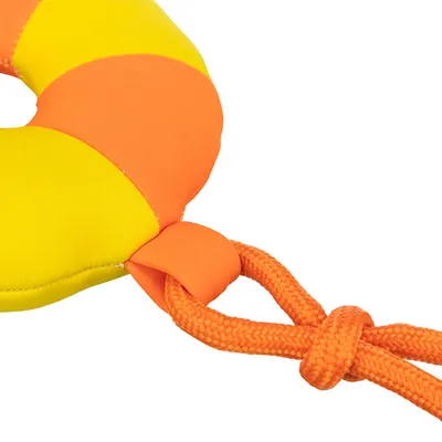 Giocattolo a forma di anello con segmenti in tessuto gialli e arancioni e una robusta corda arancione.