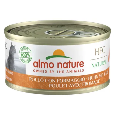 Konzerva almo nature HFC Natural, text: POLLO CON FORMAGGIO, HUHN MIT KÄSE, POULET AVEC FROMAGE, 100% PROFITS TO NATURE, OWNED BY THE ANIMALS. Obrázek kočky na etiketě.