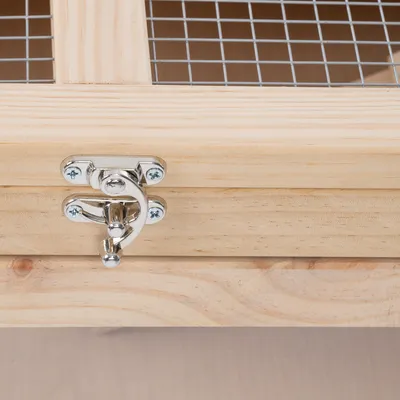 Detaljan prikaz drvenog okvira s metalnom kopčom i umetkom od rešetke, pogodan za sigurno zatvaranje.