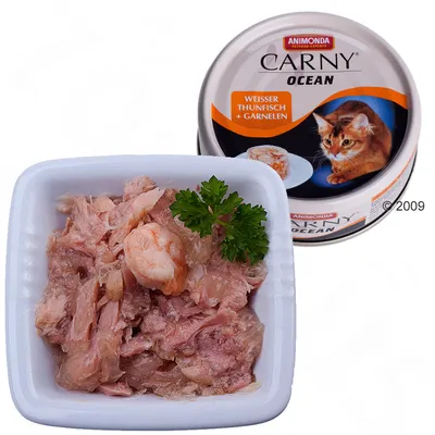 Konzerva Animonda Carny Ocean, viditeľný nápis WEISSER THUNFISCH + GARNELEN, miska s kúskami tuniaka a kreviet, dekorovaná petržlenom.