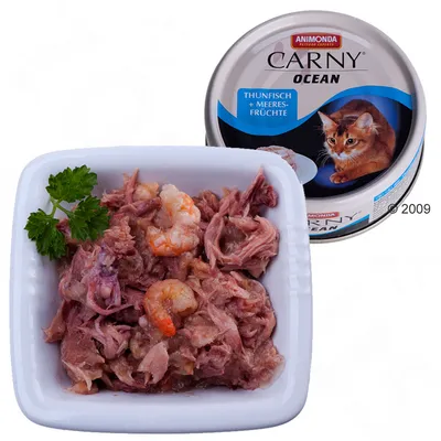 Konzerva Animonda Carny Ocean, viditeľný nápis Thunfisch + Meeresfrüchte, miska s kúskami mäsa a morských plodov, dekorovaná petržlenom.