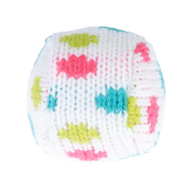 Pelota tejida blanca con patrones de colores en verde, rosa y azul. Adecuada como juguete o decoración.