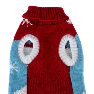 Roter und blauer gestrickter Hundepullover mit Schneeflockenmotiv und zwei Öffnungen für die Vorderbeine.