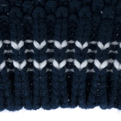Nahaufnahme eines gestrickten Materials in Dunkelblau mit weissen Herzmustern, geeignet für Textilprodukte.