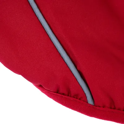 Primo piano di un tessuto rosso con striscia grigia, possibile parte di un prodotto.