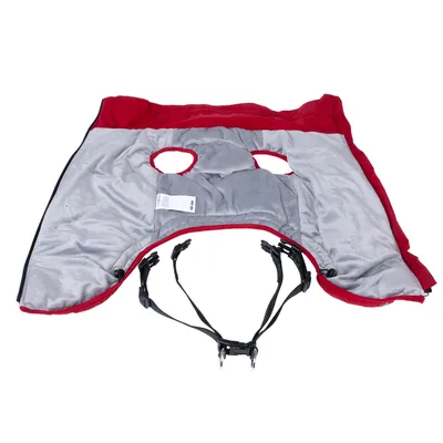 Coperta per cani rossa e grigia con sistema di cinture, due aperture per le zampe ed etichetta con taglia L-XL.