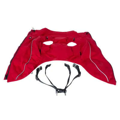 Giacca rossa per cani con strisce rifrangenti, due aperture per le zampe e cinturini neri regolabili con chiusure a scatto.