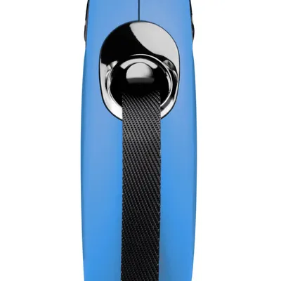 Nahaufnahme einer blauen Hundeleine mit schwarzem Band und glänzendem Metallring.