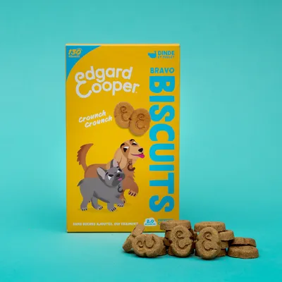 Edgard Cooper Bravo Biscuits, Crunch Crunch, dinde et poulet. Sans sucres ajoutés, 2 calories par biscuit. Emballage avec chien, chat et biscuits visibles.