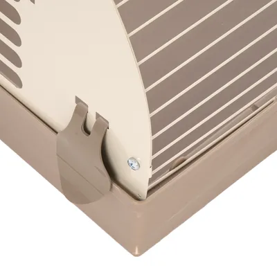 Détail d’un coin de caisse de transport en plastique beige et marron avec système de fermeture visible.